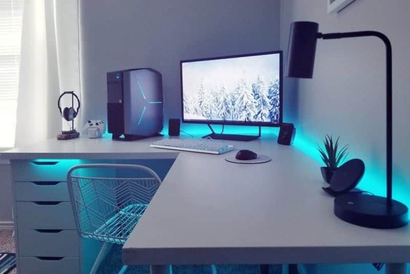 A lamp and a computer on the white table 